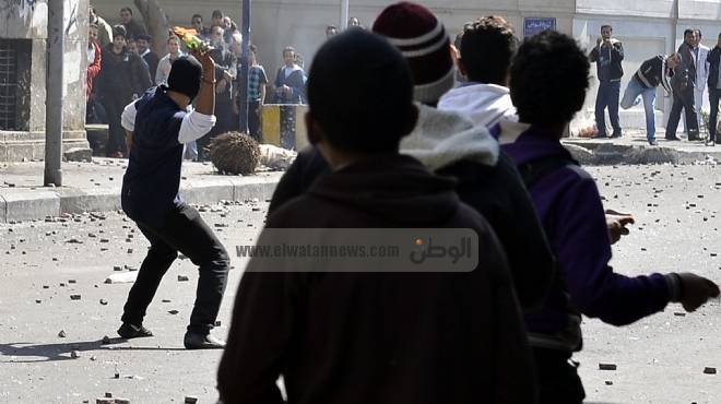  عاجل| اشتباكات بالعصي والحجارة بين متظاهري التحرير والباعة الجائلين